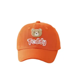 Leuke oranje baby honkbalpet met gebreide berenpatch en comfortabel ontwerp voor buiten.