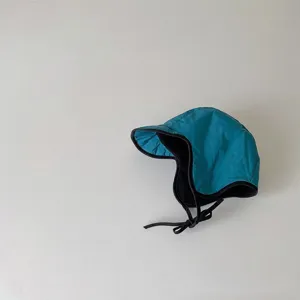 Kinder Winter Fliegermuetze Detail mit Ohrenklappen und Kinnbändern für kalte Tage warm.