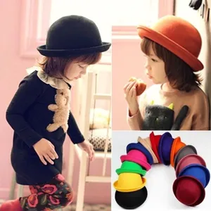 Detailansicht der Kinder Woll Melone Hut, stylischer britischer Stil süßer Hut für Kinder.