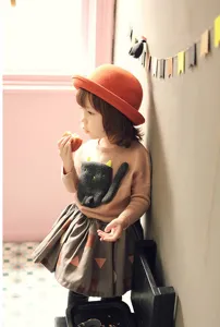 Stilvoller orangener Woll-Melonenhut fuer Kinder, klassischer britischer Vintage-Stil.