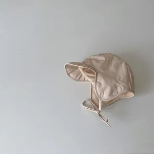 Gemütliche Winter-Fliegermütze für Babys mit Ohrenklappen und Plüschfutter für kalte Tage.