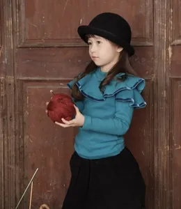 Detailaufnahme des Kinder-Filzhutes im Vintage-Stil, der elegante Texturen zeigt.