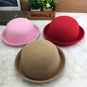Kinder Wollmelone Detailansicht, klassische einfarbige Filzkappe, süßes Kinderaccessoire.