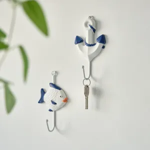 Ganchos de pared azules y blancos de estilo mediterráneo para la decoración del hogar.
