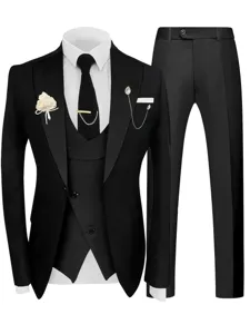 Vue détaillée du costume trois pièces noir pour homme avec gilet, cravate et broche.