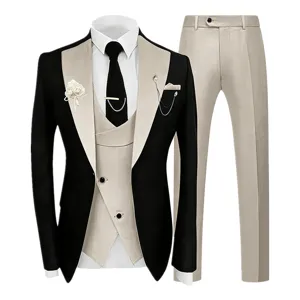 Vue détaillée de l'ensemble de costume trois pièces pour homme avec revers contrasté.
