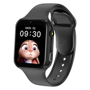Gedetailleerd overzicht van zwarte smartwatch met helder scherm, bluetooth-oproep en fitnessfuncties.