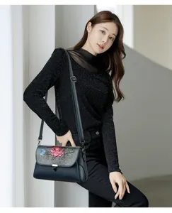 Damen Umhängetasche Schultertasche mit elegantem Blumenprägung Design im klassischen Ethno-Stil.