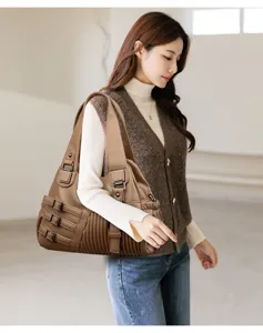 Braune Damen-Umhängetasche aus weichem Leder mit Schnallen und modischem Falten-Design.