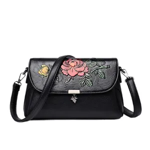 Schwarze Damen Umhängetasche aus Leder mit geprägtem Blumenmuster im ethnischen Stil