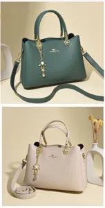 Elegante Damenhandtasche Detailansicht, große Ledertasche Shopper mit stilvollem Metallanhänger.