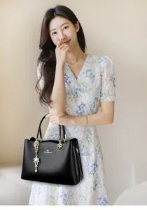 Elegante schwarze Handtasche aus Leder mit grossem Fassungsvermoegen fuer dentaeglichen Stil.