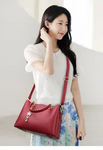 Elegante rote Leder-Umhängetasche für Damen, große Kapazität mit stilvollem Blumen-Anhänger.
