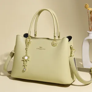 Elegante grüne große Damen Handtasche mit Blumenanhänger für stilvollen Look im Alltag.