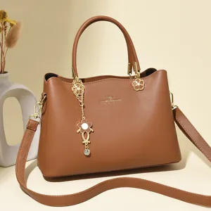 Elegante braune Damentasche aus Leder, geräumige Handtasche mit Schultergurt und Anhänger.