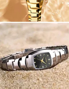 Vue détaillée de montre quartz pour femme avec cadran carré et bracelet métallique sur sable.