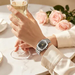 Montre quartz carree elegante pour femme avec bracelet en metal pour un style luxueux.