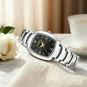 Montre quartz élégante pour femme avec bracelet en métal argenté et cadran noir chic.