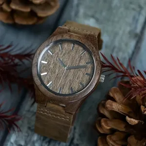 Men's stylish minimalist wooden quartz watch featuring walnut dial and leather strap.