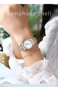 Montre quartz femme élégante avec bracelet en acier inoxydable et cadran nacré.
