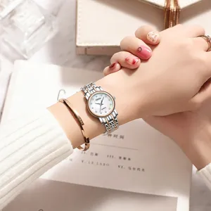 Montre à Quartz pour Femmes en Acier Inoxydable Étanche Mode Cadran Nacre Strass