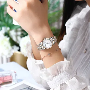 Montre quartz élégante pour femme avec bracelet en acier inoxydable et cadran étincelant chic.