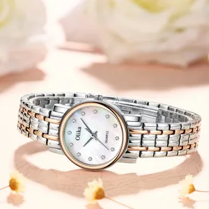 Montre quartz femme élégante avec bracelet en acier inoxydable et cadran en nacre.