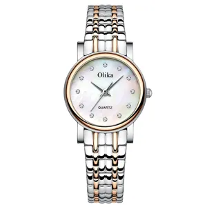 Montre quartz femme avec bracelet en acier inoxydable, cadran en nacre, design elegante.