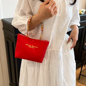 Sac à main en toile rouge avec poignée de perles colorées, joli sac téléphone brodé.