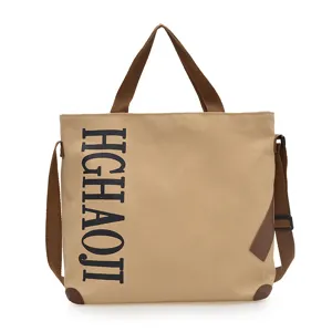 Grand sac cabas en toile de loisirs avec bandouliere reglable et impression de lettres.