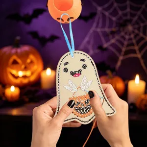 Detalle del kit de bordado fantasma DIY Halloween con diseno de cesta de calabaza infantil.