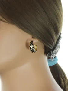 Boucles d'oreilles créoles émaillées style vintage français à motif damier élégantes bijoux.