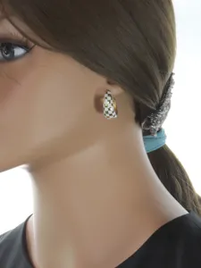 Boucles d'oreilles créoles à carreaux dorées et blanches, détail émaillé élégant.