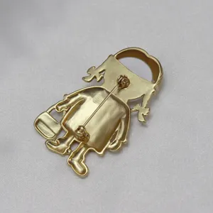 Spilla vintage in oro opaco a forma di bambina, grazioso accessorio di moda gioiello elegante.