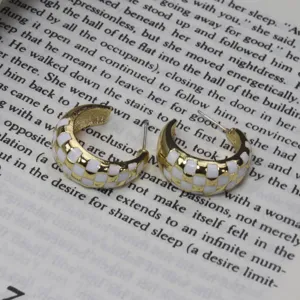 Boucles d'oreilles créoles dorées en émail à motif damier style rétro français chic