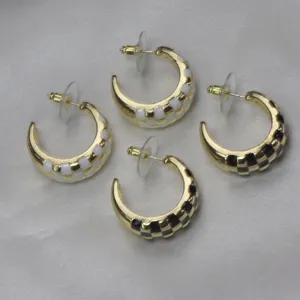 Chics boucles d'oreilles créoles à damier noir et blanc, bijoux de mode émail et or.