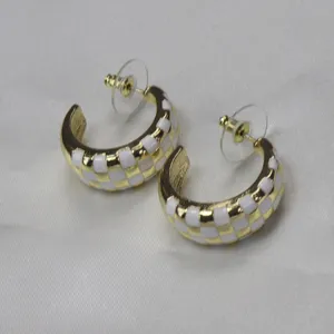 Boucles d'oreilles créoles en C émaillées à motif damier style français, bijou doré élégant détail.