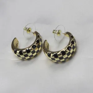 Boucles d'oreilles créoles C émaillées à carreaux style vintage français élégant détail.