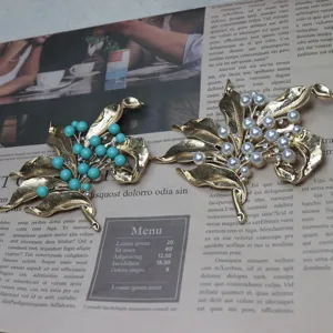 Vintage gold-tone leaf brooch with faux pearls and turquoise stones fashion jewelry.