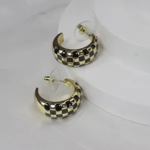 Boucles d'oreilles clous en émail à damier noir et blanc vintage français pour femmes.