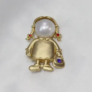 Spilla vintage bambina con perla vista dettaglio, finitura metallo oro opaco con pietre colorate.
