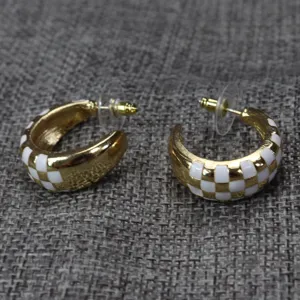 Boucles d'oreilles créoles plaquées or blanc émaillé damier vintage, chic et élégantes.