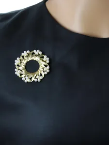 Vintage goldfarbene Perlen Kranz Brosche Detail, elegante Retro Modeschmuck Accessoire Damen.