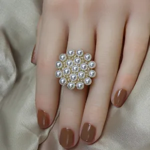 Gros plan détaillé de la bague élégante avec grappe de perles et monture dorée affichée.