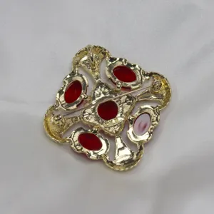 Broche pendentif vintage croix ajourée dorée verre rouge bijou élégant accessoire mode.