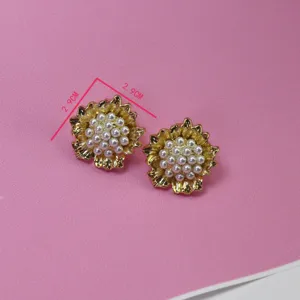 Boucles d'oreilles perles fleurs d or vintage, bijoux retro elegants pour femmes.