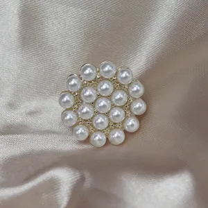 Vue en gros plan de la bague élégante à amas de perles avec un détail de sertissage doré brillant.