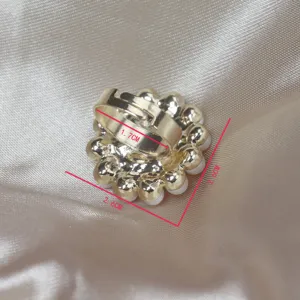 Gros plan détaillé de la bague fleur perle dorée réglable élégante avec dimensions.