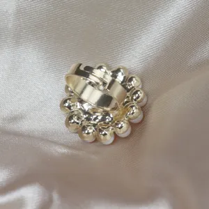 Bague réglable dorée élégante ornée de perles en grappe au design floral délicat.
