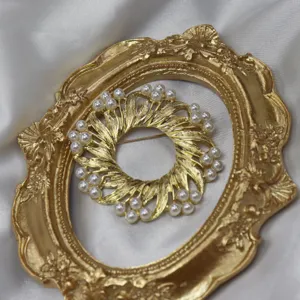 Vintage Goldfarbene Blatt Kranz Kunstperle Brosche Elegantes Modeschmuck Accessoire Damen